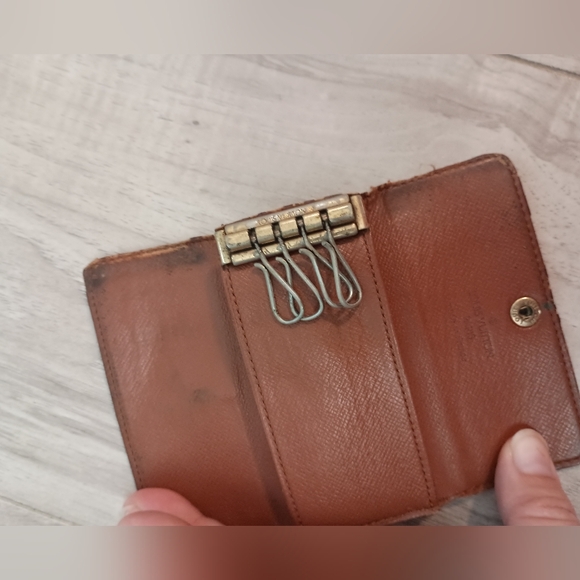 LOUIS VUITTON 4 Key Holder in Monogram Canvas - Picture 8 of 10